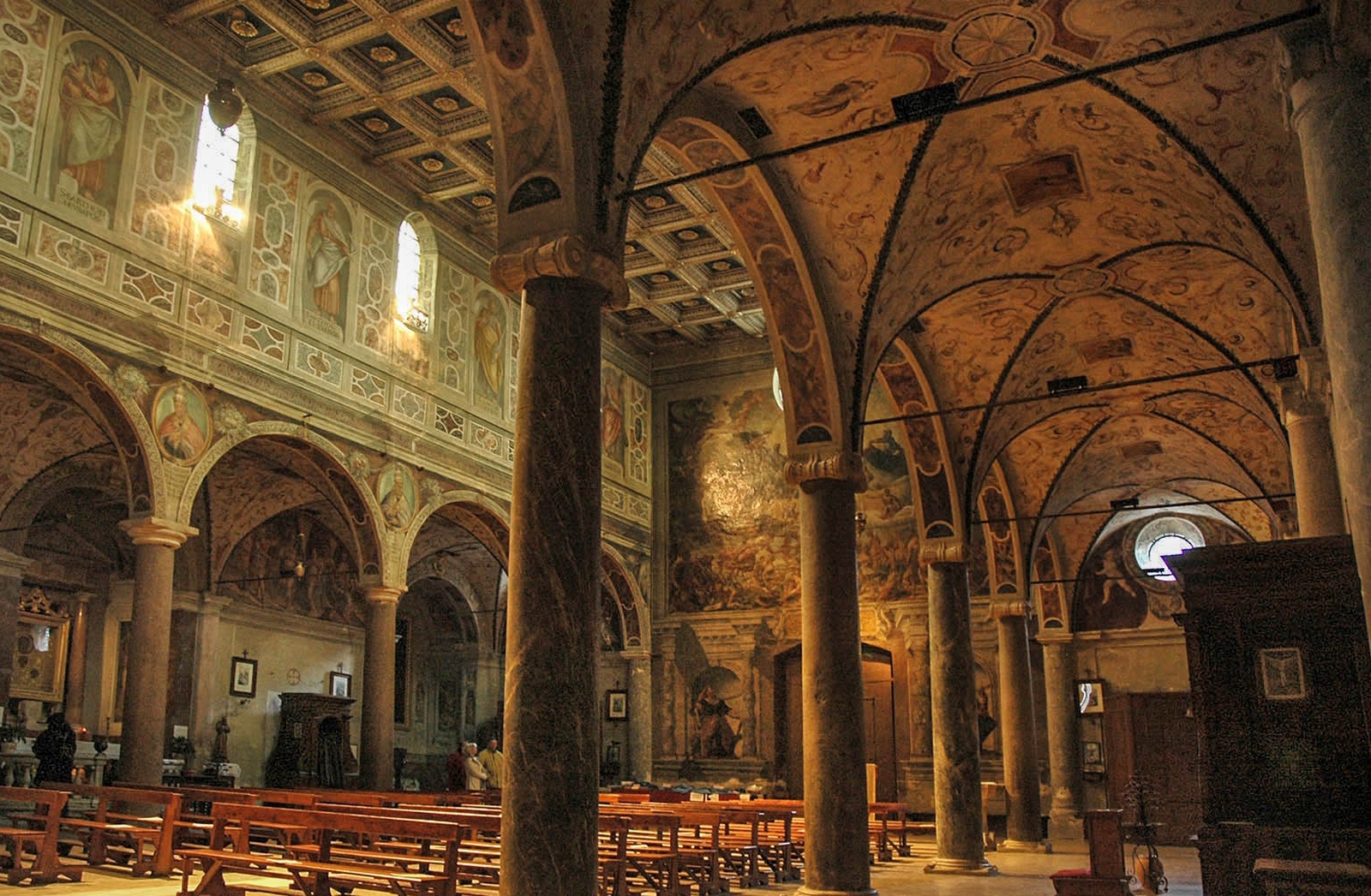 Klosterkirche Farfa von innen